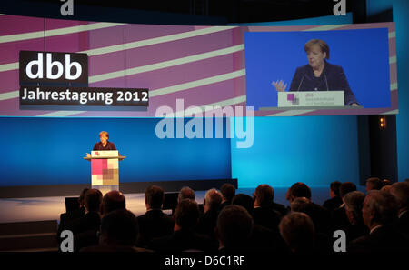 Bundeskanzlerin Angela Merkel spricht auf der Jahrestagung der deutschen öffentlichen Dienst Föderation (DBB) in Köln, Deutschland, 9. Januar 2012. Der DBB-Vorsitzende hatte vor kurzem bessere Bezahlung und Aufstiegsmöglichkeiten für öffentlichen Dienst Beschäftigten gefordert. Foto: OLIVER BERG Stockfoto