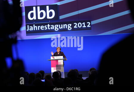 Bundeskanzlerin Angela Merkel spricht auf der Jahrestagung der deutschen öffentlichen Dienst Föderation (DBB) in Köln, Deutschland, 9. Januar 2012. Der DBB-Vorsitzende hatte vor kurzem bessere Bezahlung und Aufstiegsmöglichkeiten für öffentlichen Dienst Beschäftigten gefordert. Foto: OLIVER BERG Stockfoto