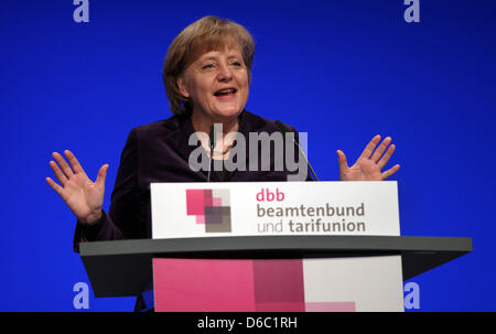 Bundeskanzlerin Angela Merkel spricht auf der Jahrestagung der deutschen öffentlichen Dienst Föderation (DBB) in Köln, Deutschland, 9. Januar 2012. Der DBB-Vorsitzende hatte vor kurzem bessere Bezahlung und Aufstiegsmöglichkeiten für öffentlichen Dienst Beschäftigten gefordert. Foto: OLIVER BERG Stockfoto