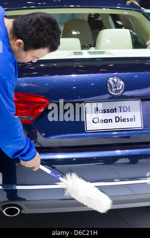 Ein VW Passat TDI Clean Diesel Wird bin Montag (09.01.2012) Bei der North American International Autoshow (NAIAS) Im U.S.-Amerikanischen Detroit Auf Dem Messestand von Volkswagen Gesäubert. Foto: Friso Gentsch dpa Stockfoto