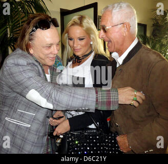 US-Schauspieler Mickey Rourke (L), model Gina-Lisa Lohfink und Frederic Prince Anhalt Witz beim Besuch Caffe Roma in Beverly Hills, USA, 8. Januar 2012. Frederic Prince von Anhalt (68) führt seine zukünftige Tochter, Ex-"Topmodel" - Kandidatin Gina - Lisa Lohfink (25), in Hollywood. Gina-Lisa traf Hollywood star Mickey Rourke (59) um Erstkontakte in Hollywood von Anhalt Repor einrichten Stockfoto