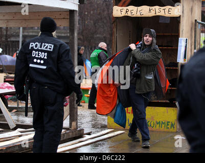 Polizisten stehen vor dem Occupy-Camp am Bundespressestrand ("Federal Press Strand") in Berlin, Deutschland, 9. Januar 2012. Verbunden durch eine massive Polizeipräsenz, die das Lager geräumt wurde. Foto: Wolfgang Kumm Stockfoto