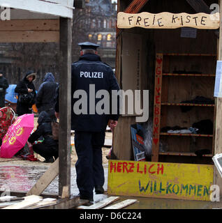 Polizisten stehen vor dem Occupy-Camp am Bundespressestrand ("Federal Press Strand") in Berlin, Deutschland, 9. Januar 2012. Verbunden durch eine massive Polizeipräsenz, die das Lager geräumt wurde. Foto: Wolfgang Kumm Stockfoto