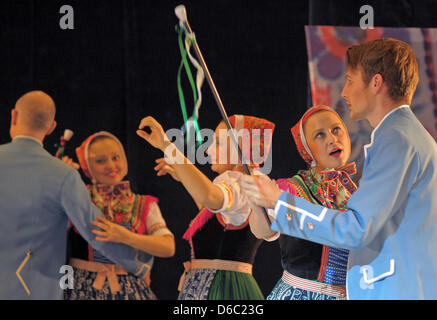 Das sorbische National-Ensemble probt für die Ehe der Vögel in Bautzen, Deutschland, 9. Januar 2012. Die Premiere unter Leitung von Hauke Tesch wird am 13. Januar 2012 in Cottbus stattfinden. Die Ehe der Vögel ist eine sorbische Brauch feierte am 25. Januar 2012. Foto: Matthias Hiekel Stockfoto