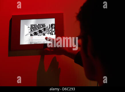 Ein Museum Mitar-eine iPad an der Wand befestigt, um Informationen und Filme für die Ausstellung "Eminent & Enigmatic" im Heinz Nixdorf Museumsforum (HNF) in Paderborn, Deutschland, 10. Januar 2012 aufzurufen. Die HNF ist die "Eminent & Enigmatic - 10 Aspekte von Alan Turing" anlässlich des 100. Geburtstags des englischen Mathematikers, Computer Pione Sonderausstellung Stockfoto