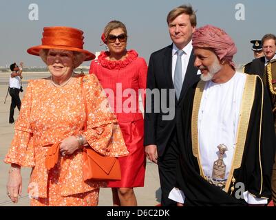 Sultan Qaboos bin Said, Sultan von Oman (L), begrüßt die niederländische Königin Beatrix (L), Kronprinz Willem-Alexander (2. R) und Prinzessin Maxima (2. L) im Flughafen Muscat, Oman, 10. Januar 2012. Die niederländischen Royals sind auf einer dreitägigen Staatsbesuch in Oman. Foto: Albert Nieboer / Niederlande, Stockfoto