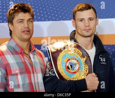 Profiboxer Robert Stieglitz, WBO-Weltmeister im super-Mittelgewicht, ist mit seinem Trainer Dirk Dzemski (L) bei einer Pressekonferenz in Offenburg, Deutschland, 11. Januar 2012 abgebildet. Adie Kampf um den Weltmeister-Titel stattfinden am 14. Januar 2012 in Offenburg. Foto: PATRICK SEEGER Stockfoto