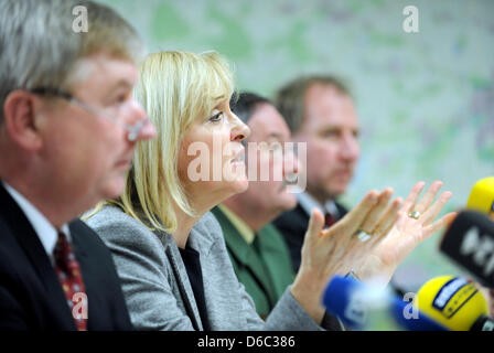 Attorney General Christoph Stroetz (L) und Justizminister für Bayern Beate Merk (CSU) nehmen Teil in einer Pressekonferenz bei der Polizei in Dachau, Deutschland, 11. Januar 2012. Ein Mann erschossen eine Staatsanwaltschaft bei einem Versuch am Bezirk Gerichtsgebäude in Dachau, nach dem Justizministerium in München. Der Täter auch der Richter beschossen, aber überwältigt werden konnte Stockfoto
