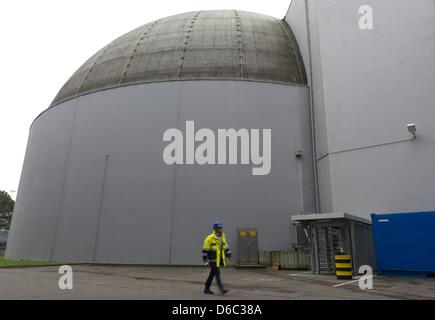 Mitarbeiter gehen vorbei an der stillgelegten Kernkraftwerk in Obrogheim, Deutschland, 11. Januar 2012. Obrigheim-Kraftwerk wurde im Jahr 2005 stillgelegt und unterliegt nun die zweite Phase des Abbaus, umfasst die Beseitigung von kontaminiertem Material. Foto: Uwe Anspach Stockfoto