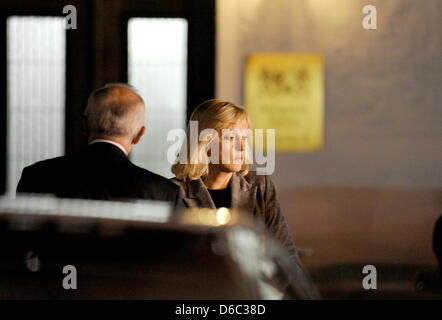 Justizminister für Bayern Beate Merk (CSU) verlässt den Tatort in der District Court in Dachau, Deutschland, 11. Januar 2012. Ein Mann erschossen eine Staatsanwaltschaft bei einem Versuch am Bezirk Gerichtsgebäude in Dachau, nach dem Justizministerium in München. Der Täter auch beschossen die Richter, sondern durch Gerechtigkeit Offiziere überwältigt werden konnte. Foto: ANDREAS GEBERT Stockfoto