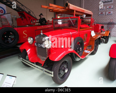 Der 1930er Ford A Brandweerwagen oder Feuerwehrwagen ist ein klassisches amerikanisches Feuerwehrgerät, das auf dem Ford Model A-Fahrgestell basiert. Ausgestattet mit einer Wasserpumpe und Schlauchtrommel, diente es Anfang des 20. Jahrhunderts den kommunalen Feuerwehren und zeigt die Vielseitigkeit von Ford im Fahrzeugdesign. Stockfoto
