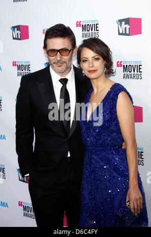 Schauspielerin Berenice Bejo und ihr Ehemann, Regisseur Michel Hazanavisus (l) ankommen am 17. Annual Critics' Choice Movie Awards in Hollywood Palladium in Los Angeles, USA, am 12. Januar 2012. Foto: Hubert Boesl Stockfoto