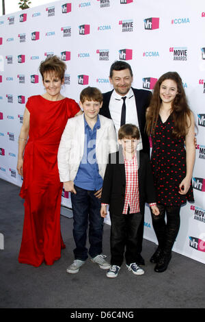 Schauspieler / Produzent Andy Serkis und seine Frau Lorraine Ashbourne mit Kindern Ruby, Sonny und Louis kommen am 17. Annual Critics' Choice Movie Awards in Hollywood Palladium in Los Angeles, USA, am 12. Januar 2012. Foto: Hubert Boesl Stockfoto