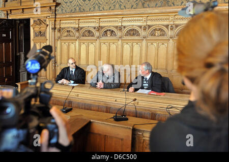 39 Jahre alte Beklagte sitzt zwischen seinen Anwälten Felix Deutscher (L) und Albert Timmer im Gerichtssaal am Bezirk Gerichtsgebäude in Bremen, Deutschland, 13. Januar 2012 Ibrahim M. (C). Das Gericht Acquited der Anführer der verbotenen Mongolen Motorradclub der einen Kampf mit dem Rivalen Hölle Engel angestiftet haben. Auch die Frage der Verletzung der Frieden konnte nicht zweifelsfrei nachgewiesen werden Stockfoto