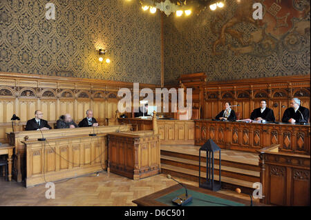 39 Jahre alte Beklagte Ibrahim M. (2 L) befindet sich zwischen seinen Anwälten Felix Deutscher (L) und Albert Timmer im Gerichtssaal am Bezirk Gerichtsgebäude in Bremen, Deutschland, 13. Januar 2012. Das Gericht Acquited der Anführer der verbotenen Mongolen Motorradclub der einen Kampf mit dem Rivalen Hölle Engel angestiftet haben. Auch die Frage der Verletzung der Frieden konnte nicht nachgewiesen werden, darüber hinaus dou Stockfoto