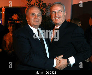 Der Präsident des Fußball-Bundesligisten FC Bayern München, Uli Hoeneß (l) Begrüßt Martin Winterkorn, Vorstandsvorsitzender der Volkswagen AG, bin Freitag (13.01.2012) Im Postpalast in München. Hoeneß Feiert Dort Mit Zahlreichen einen Seinen 60. Frowein. Foto: Alexander man Stockfoto