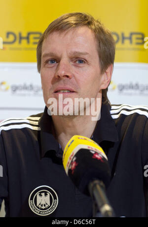 Bundestrainer Martin Heuberger besucht die Pressekonferenz der deutschen Nationalmannschaft in Nis, Serbien, 14. Januar 2012. Vom 15. Januar bis 29. Januar 2012 wird die Handball-EM in Serbien statt. Foto: JENS WOLF Stockfoto