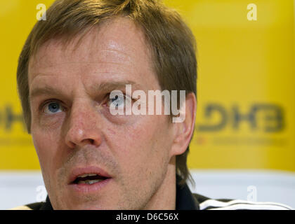 Bundestrainer Martin Heuberger besucht die Pressekonferenz der deutschen Nationalmannschaft in Nis, Serbien, 14. Januar 2012. Vom 15. Januar bis 29. Januar 2012 wird die Handball-EM in Serbien statt. Foto: JENS WOLF Stockfoto