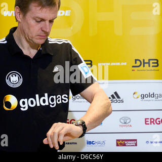 Bundestrainer Martin Heuberger sieht auf seine Uhr, als er die Pressekonferenz der deutschen Nationalmannschaft in Nis, Serbien, 14. Januar 2012 besucht. Vom 15. Januar bis 29. Januar 2012 wird die Handball-EM in Serbien statt. Foto: JENS WOLF Stockfoto