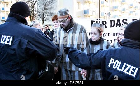 Gegendemonstrant innen verkleidet als KZ Häftlinge Protest gegen Neonazi-Kundgebung in Magdeburg, Deutschland, 14. Januar 2012. Mehr als 1.000 Neonazis nahmen an einer Festschrift Kundgebung anlässlich der Bombardierung der Stadt Magdeburg am 16. Januar 1945. Rund 5.000 Menschen besuchten die Zähler-Demonstration gegen Rechtsextremismus zu protestieren. Foto: JAN WOITAS Stockfoto