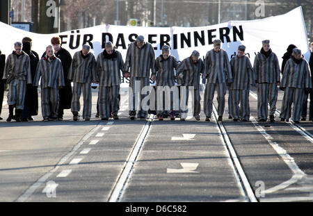 Gegendemonstrant innen verkleidet als KZ Häftlinge Protest gegen Neonazi-Kundgebung in Magdeburg, Deutschland, 14. Januar 2012. Mehr als 1.000 Neonazis nahmen an einer Festschrift Kundgebung anlässlich der Bombardierung der Stadt Magdeburg am 16. Januar 1945. Rund 5.000 Menschen besuchten die Zähler-Demonstration gegen Rechtsextremismus zu protestieren. Foto: JAN WOITAS Stockfoto