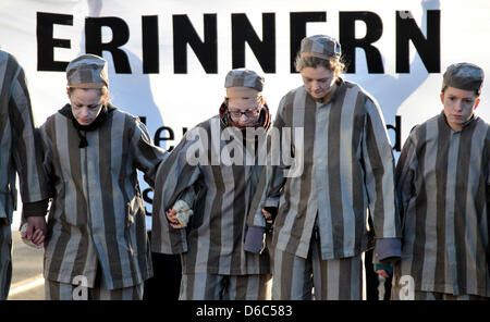 Gegendemonstrant innen verkleidet als KZ Häftlinge Protest gegen Neonazi-Kundgebung in Magdeburg, Deutschland, 14. Januar 2012. Mehr als 1.000 Neonazis nahmen an einer Festschrift Kundgebung anlässlich der Bombardierung der Stadt Magdeburg am 16. Januar 1945. Rund 5.000 Menschen besuchten die Zähler-Demonstration gegen Rechtsextremismus zu protestieren. Foto: JAN WOITAS Stockfoto