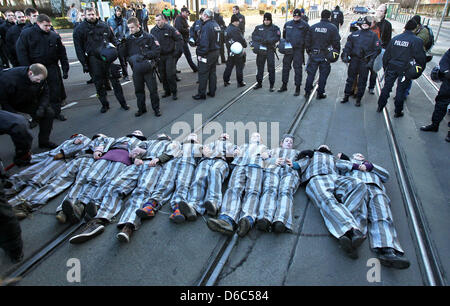 Gegendemonstrant innen verkleidet als KZ Häftlinge Protest gegen Neonazi-Kundgebung in Magdeburg, Deutschland, 14. Januar 2012. Mehr als 1.000 Neonazis nahmen an einer Festschrift Kundgebung anlässlich der Bombardierung der Stadt Magdeburg am 16. Januar 1945. Rund 5.000 Menschen besuchten die Zähler-Demonstration gegen Rechtsextremismus zu protestieren. Foto: JAN WOITAS Stockfoto