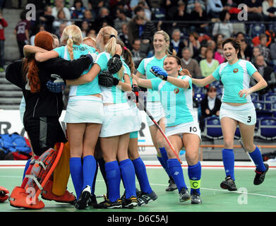 Die weißrussische Team feiert nach dem Gewinn der Europäischen Hallenmasters Feldhockey Halbfinalspiel zwischen Weißrussland und Polen in der Arena in Leipzig, Deutschland, 14. Januar 2012. Foto: HENDRIK SCHMIDT Stockfoto