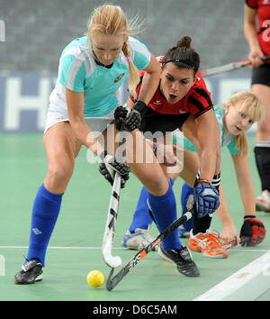 Belarussischen Ryta Zhylianina (L) wetteifert um den Ball mit Polens Natalia Wisniewska während das Feldhockey Indoor EM-Halbfinale zwischen Weißrussland und Polen in der Arena in Leipzig, Deutschland, 14. Januar 2012. Foto: HENDRIK SCHMIDT Stockfoto