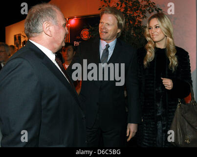 Präsident des Fußball-Bundesligisten FC Bayern München, Uli Hoeneß (L-R), grüßt ehemalige Bayern-Torhüter Oliver Kahn und seine Frau Svenja während seiner Geburtstagsparty im Postpalast in München, 13. Januar 2012. Bayern München Präsident Hoeneß feierte seinen 60. Geburtstag. Foto: Alexander man Stockfoto