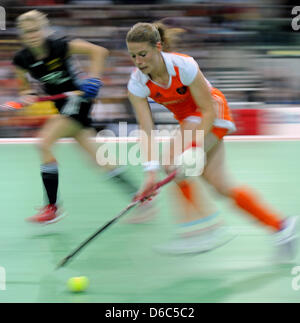 Netherland es Belle van Meer spielt den Ball während das Feldhockey Indoor EM-Halbfinale zwischen den Niederlanden und Deutschland in der Arena in Leipzig, Deutschland, 14. Januar 2012. Foto: HENDRIK SCHMIDT Stockfoto