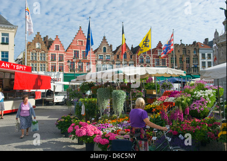 Markt auf dem Marktplatz, alte Stadt, UNESCO-Weltkulturerbe Brügge, Flandern, Belgien Stockfoto