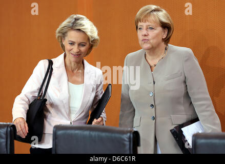 German chancellor Angela Merkel (R) und Bundesminister für Arbeit und Soziales Bundesfamilienministerin Ursula von der Leyen (beide CDU) vor dem Beginn der Kabinettssitzung im Bundeskanzleramt in Berlin, Deutschland, 5. September 2012 zu sprechen. Die Mitglieder der Bundesregierung werden auf dem nationalen Fahrrad-Verkehr Plan 2020, unter anderem zu verleihen. Foto: WOLFGANG KUMM Stockfoto