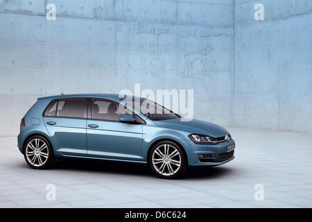 HANDOUT - zeigt ein undatiertes Handout Bild von Volkswagen den neuen VW Golf 7 in Wolfsburg, Deutschland. Volkswagen präsentiert die 7. Generation ihrer VW Golf-Serie in Berlin am 4. September 2012. Foto: VOLKSWAGEN (-. OBLIGATORISCHE GUTSCHRIFT.) Stockfoto