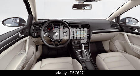 HANDOUT - eine undatiertes Handout Bild von Volkswagen zeigt das Innere des neuen VW Golf 7 in Wolfsburg, Deutschland. Volkswagen präsentiert die 7. Generation ihrer VW Golf-Serie in Berlin am 4. September 2012. Foto: VOLKSWAGEN (-. OBLIGATORISCHE GUTSCHRIFT.) Stockfoto