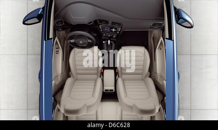 HANDOUT - eine undatiertes Handout Bild von Volkswagen zeigt das Innere des neuen VW Golf 7 in Wolfsburg, Deutschland. Volkswagen präsentiert die 7. Generation ihrer VW Golf-Serie in Berlin am 4. September 2012. Foto: VOLKSWAGEN (-. OBLIGATORISCHE GUTSCHRIFT.) Stockfoto