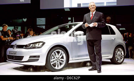 HANDOUT - zeigt ein Handout Bild von Volkswagen, Vorstandsvorsitzender der Volkswagen AG, Martin Winterkorn, stehen neben dem neuen VW Golf 7 in der neuen Nationalgalerie in Berlin, Deutschland, 4. September 2012. VW präsentiert die 7. Generation des VW Golf am selben Tag. Foto: VOLKSWAGEN (-. OBLIGATORISCHE CREDIT) Stockfoto