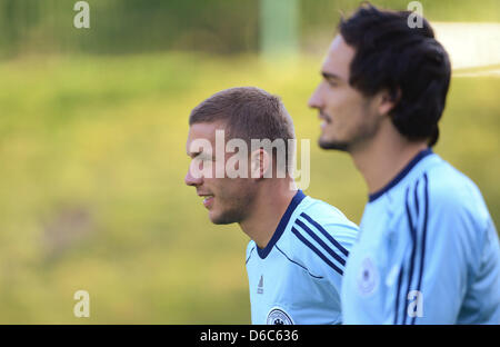 Fußball-Spieler Lukas Podolski (L) und Mats Hummels nehmen Sie Teil an einem Training der deutschen Fußball-Nationalmannschaft in Barsinghausen, Deutschland, 4. September 2012. Das DFB-Team bereitet derzeit für das Länderspiel gegen die Färöer in der AWD Arena in Hannover Om 7. September 2012. Foto: PETER STEFFEN Stockfoto