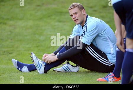 Torhuter Der Deutschen Nationalmannschaft Manuel Neuer C Gibt Autogramme Fur Chinesische Fussball Fans Nach Einer Trainingseinheit In Shanghai China 27 Mai 2009 Die Deutsche Nationalmannschaft Ist Auf Einer Asientour Zwei Freundschaftsspiele In