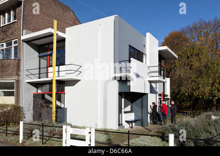 Menschen besuchen das Rietveld Schröder Haus, das ist jetzt ein Museum, Prins Hendriklaan 50, Utrecht, Niederlande. Abgeschlossene 1924. Stockfoto