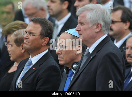 Bundesminister des inneren Hans-Peter Friedrich (L-R), stellvertretender Ministerpräsident Silvan Shalom und Bayern Staat Premier Horst Seehofer besuchen die Gedenkveranstaltung für die Opfer der Münchner Olympia 1972 Erschießungen auf dem Luftwaffenstützpunkt in Fürstenfeldbruck, Deutschland, 5. September 2012. Am 5. September 1972, bewaffneten brach in des israelischen Teams flach im Olympischen Dorf, ich Stockfoto