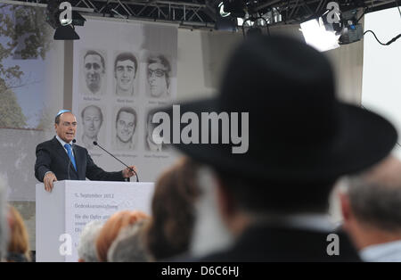 Israelische stellvertretende Ministerpräsident Silvan Shalom hält eine Rede bei der Gedenkveranstaltung für die Opfer der Münchner Olympia 1972 Erschießungen auf dem Luftwaffenstützpunkt in Fürstenfeldbruck, Deutschland, 5. September 2012. Am 5. September 1972, bewaffneten brach in des israelischen Teams flach im Olympischen Dorf, sofort töten zwei Athleten und unter neun weitere als Geiseln auf Nachfrage der Stockfoto