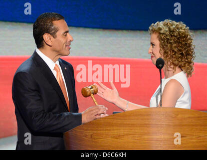 US-amerikanischer Jurist Debbie Wasserman Schultz (Demokrat von Florida), Vorsitzender des Democratic National Committee, Recht, Hände die Hammer auf den ständigen Lehrstuhl für die 2012 Demokratische Konvention Ausschuss Antonio R. Villaraigosa, Bürgermeister von Los Angeles, Kalifornien, an der Democratic National Convention 2012 in Charlotte, North Carolina auf Dienstag, 4. September 2012. . Bildnachweis: Stockfoto