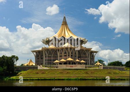 Sarawak State Legislative Assembly Gebäude am Fluss Sungai Sarawak in Kuching, Sarawak, Borneo Stockfoto