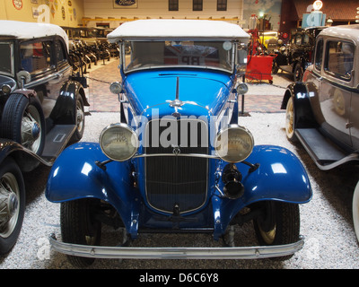 Der 1932er Ford Model 13 Phaeton ist ein offener Tourenwagen, der für seinen V8-Motor, sein frühes stromlinienförmiges Design und seine Viertürer-Konfiguration bekannt ist. Stockfoto