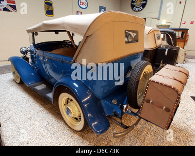 Der 1932 Ford 13 Phaeton ist ein viertüriges viertüriges Fahrzeug, das von einem V8-Motor mit 65 PS angetrieben wird. Er verfügt über ein Schaltgetriebe und eine Höchstgeschwindigkeit von ca. 70 mph. Dieses Modell ist Teil der Sammlung des den Hartogh Ford Museums. Stockfoto