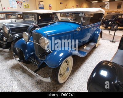 Der Ford 13 Phaeton 1932 ist ein viertüriger, offener Tourenwagen mit V8-Motor und Karosserie aus den frühen 1930er Jahren, der Teil der innovativen Ford-Produktpalette ist. Stockfoto