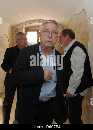 Ehemaliger Häftling Siegmar Faust (R) gibt Sänger Wolf Biermann (C) und Bundesbeauftragte für die Stasi-Unterlagen, Roland Jahn, eine Tour der Gefängnis-Gedenkstätte Cottbus in Cottbus, Deutschland, 4. September 2012. Biermann wird am Abend des gleichen Tages dort ein Konzert geben. Einnahmen aus dem Konzert werden über die weitere Entwicklung der neu eröffneten Gedenkstätte ausgegeben werden. Foto: BER Stockfoto