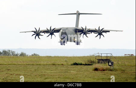 Militärisches Transportflugzeug Airbus A400M Atlas landet zum ersten Mal in seiner neuen Garnison in Wunstdorf, Deutschland, 6. September 2012. Der Militärflugplatz in der Nähe von Hannover Wil Lbe der einzige A400M in Deutschland. Nach der Bundeswehr werden 405 Millionen Euro in die Entwicklung des Flugplatzes investiert wo auch die zukünftigen A400M-Piloten ausgebildet werden. Foto: HOLGER HOL Stockfoto