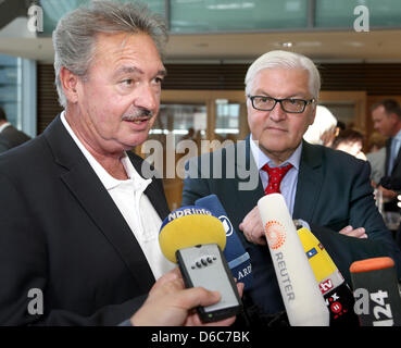 Parlamentarischen Parteichef der SPD, der Frank-Walter Steinmeier (R) und der luxemburgische Außenminister Jean Asselborn Fragen von Journalisten vor einer Sitzung unter Ausschluss der Öffentlichkeit von den SPD-Parteivorstand im Jacob-Kaiser-House in Berlin, Deutschland, 6. September 2012. Asselborn ist Mitglied des Lëtzebuerger Sozialistesch Arbechterpartei (LSAP) und war als Ehrengast der deutschen Socia Stockfoto